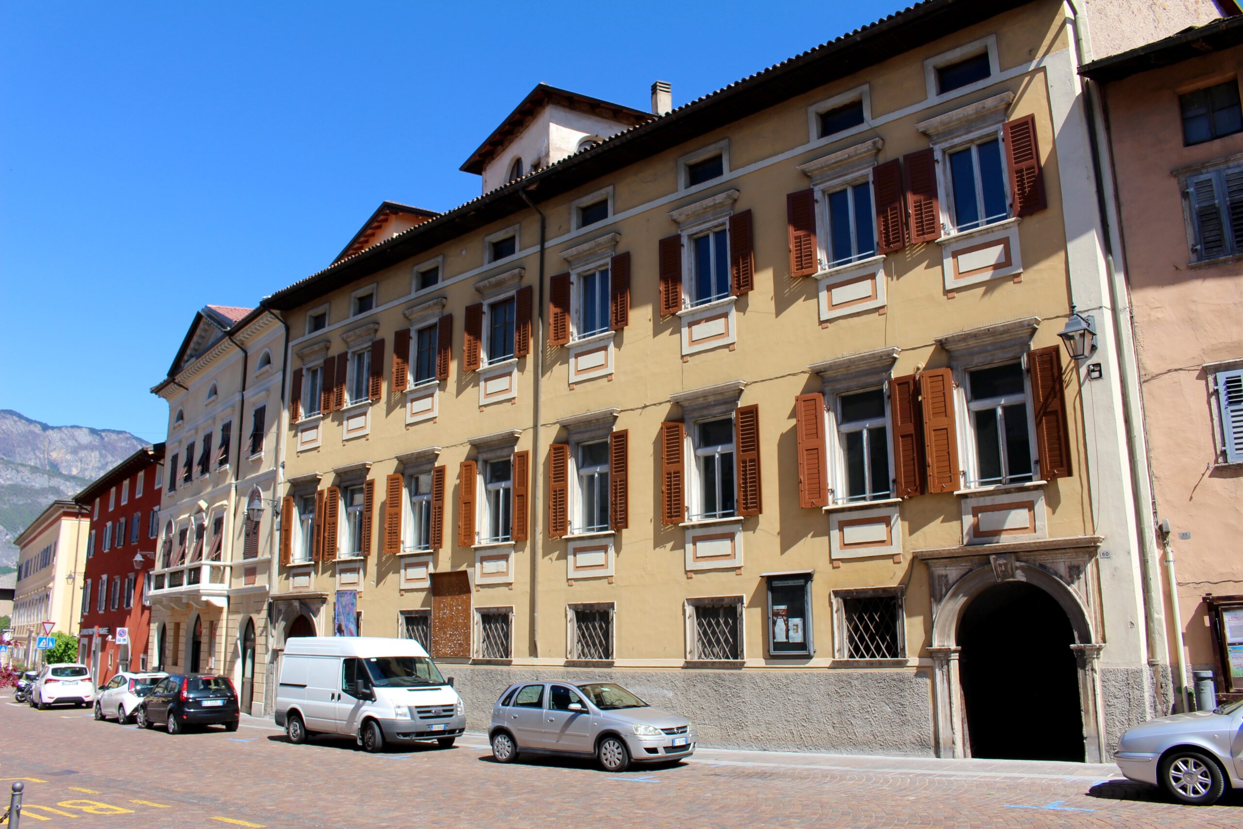 Servizi e scalone a Palazzo De Maffei, a beneficio dell’Ana e degli eventi in piazza