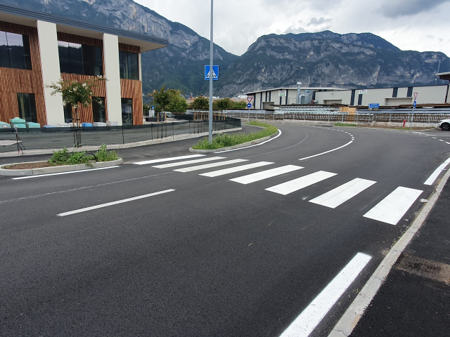 Pronti marciapiede e ciclabile in via Filos